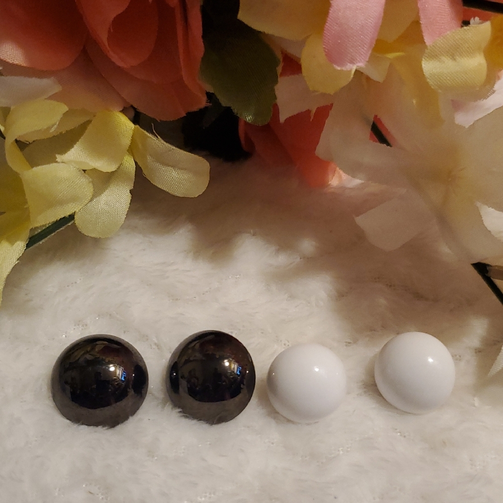 Joan Rivers Black And Whitr Post Earrings.